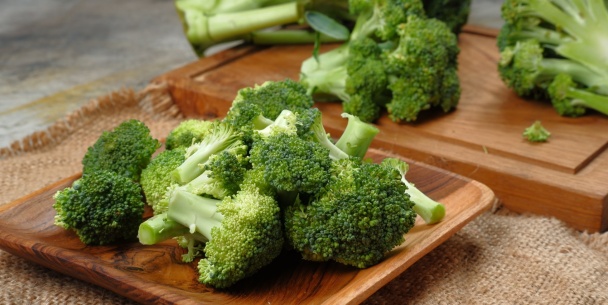 健身族必吃蔬菜！綠花椰菜 vs 白花椰菜，營養、吃法全解析